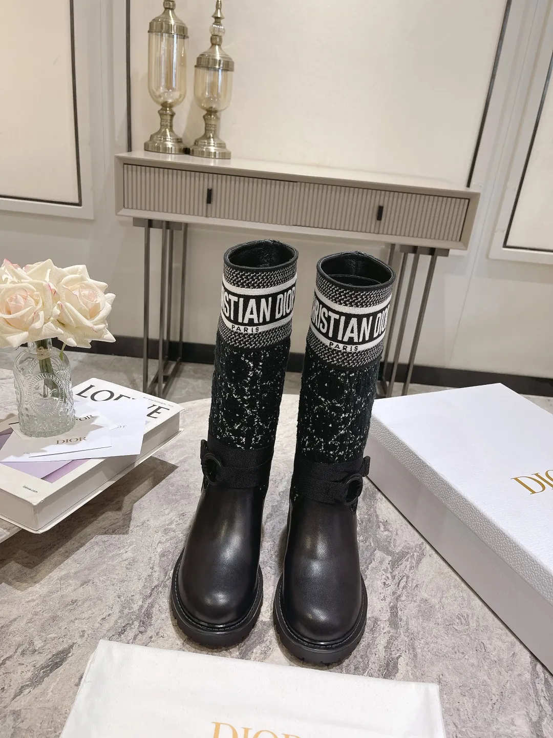 👟👟Ex-factory price 600👟👟 Dior Dior autumn and winter classic knight boots, many celebrities and Internet celebrities have planted grass. Fashion and trend are at the same time, a cool and handsome boot👢, not only the appearance is great and the brand is recognizable, the three-dimensional sense of the embroidery is also super A! Fly-woven fabric + imported first-layer cowhide + silk sheepskin lining, rubber non-slip and wear-resistant bottom. Original full set of packaging. Number of yards: 35-39 yards (40.41 needs to be customized)